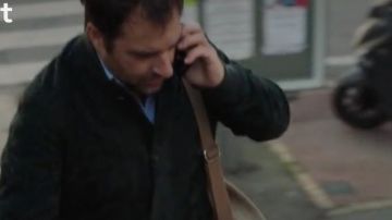 Chaqueta de ante de Gabriel Sarda (Grégory Montel) en Dix Pour Cent (S04E02)