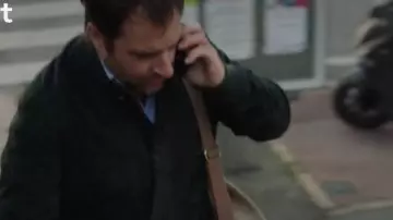 Blouson en daim porté par Gabriel Sarda (Grégory Montel) dans Dix Pour Cent (S04E02)