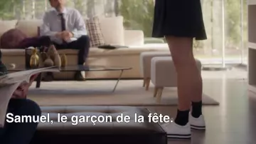 Les sneakers blanches de Marina (María Pedraza) dans Élite (S01E04)