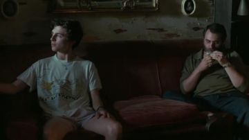 Les looks du film Call me by your name : Timothée Chalamet porte un t-shirt Nice Weekend pour son rôle d'Elio Perlman