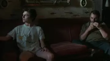 Les looks du film Call me by your name : Timothée Chalamet porte un t-shirt Nice Weekend pour son rôle d'Elio Perlman