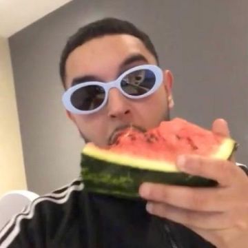 Les lunettes de soleil oversize blanches portées par le rappeur Ico sur son compte Instagram