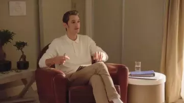 El polo blanco usado por el Dr. Juiphe (Pierre Niney) en la serie La Flamme (Temporada 1 Episodio 2)