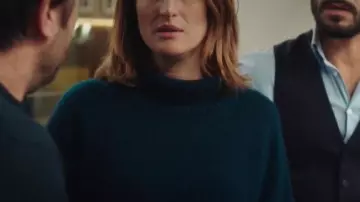 Pull à col roulé vert canard de Andréa Martel (Camille Cottin) dans Dix Pour Cent (S04E01)