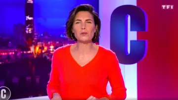 The sweater v-neck 4 son in orange-red cashmere of Alessandra Sublet in It&#39;s Canteloup the 12.11.2020