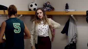 Falda borgoña usada por Joy (Bailee Madison) en la película A Dream Life