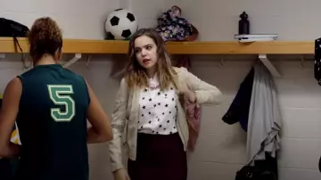 Jupe bordeaux portée par Joy (Bailee Madison) dans le film Une vie rêvée