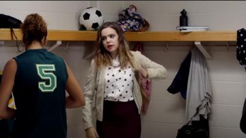 Patrones de blusa blanca estrellas negras usadas por Joy (Bailee Madison) en la película A Dream Life