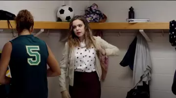 Chemisier blanc motifs étoiles noires porté par Joy (Bailee Madison) dans le film Une vie rêvée