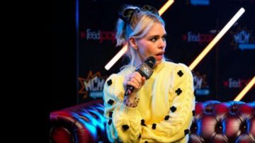 Yellow Cardigan of Suzie Pickles (Billie Piper) in I Hate Suzie (S01E05)