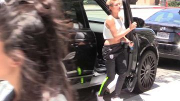 Jogging portée par Hailey Baldwin dans Caitlyn Jenner Meets Kendall & Hailey Baldwin At Sugarfish 7.11.15 - TheHollywoodFix.com EXCLUSIVE