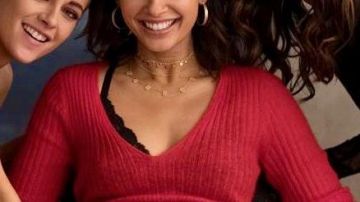 Suéter rojo de cuello en V de Elena Houghlin (Naomi Scott) en Los ángeles de Charlie