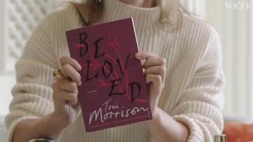 El libro "Beloved" de Toni Morrison sostenido por Emma Watson como se ve en Emma Watson: In The Bag | Episodio 17 | Vídeo de YouTube de British Vogue