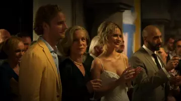 Emilia Wickstead blanche à bretelles spaghetti robe portée par Daphne Eltham (Poppy Delevingne) dans la Riviera (S02E04)