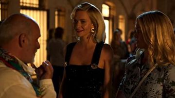 Emilia Wickstead combinaison noire SS2018 portée par Daphne Eltham (Poppy Delevingne) dans la Riviera (S02E01)