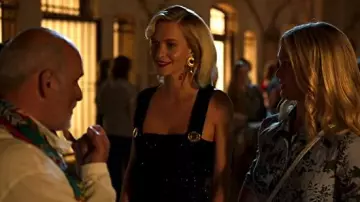 Emilia Wickstead combinaison noire SS2018 portée par Daphne Eltham (Poppy Delevingne) dans la Riviera (S02E01)