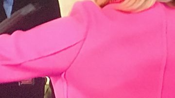 Abrigo rosa de Elena Houghlin (Naomi Scott) en Los ángeles de Charlie