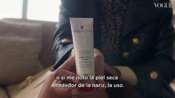 Baume apaisant réparateur Elizabeth Arden Eight Hour Cream of Emma Corrin como se ve en El bolso de Emma Corrin | El bolso de | VOGUE España