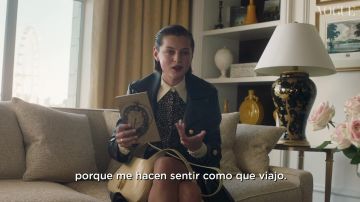 El libro Enseñando a mi madre cómo dar a luz a Emma Corrin como se ve en El bolso de Emma Corrin | El bolso de | VOGUE España