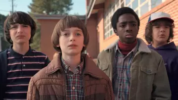 La veste Sherpa porté par Lucas Sinclair (Caleb McLaughlin) dans Stranger Things (S02E01)