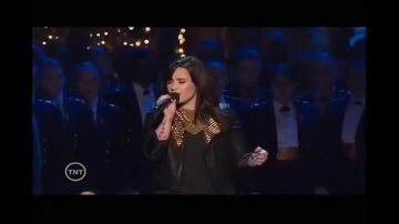 Veste portée par Demi Lovato dans la vidéo Demi Lovato -- Silent Night (TNT Christmas In Washington 2012)