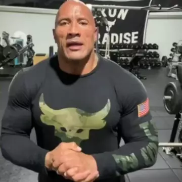 Tee-shirt manches longues The rock project porté par The rock  sur le compte Instagram de @ironparadise2022