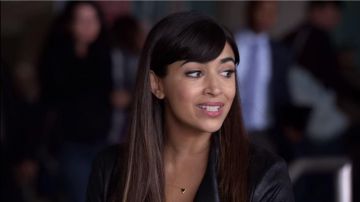 Collar triangular de Cece Parekh (Hannah Simone) en New Girl (S06E04)