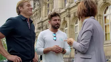 Les lunettes  de soleil miroir de Zac Efron dans la série Les pieds sur Terre avec Zac Efron (Saison 1 Episode 2)