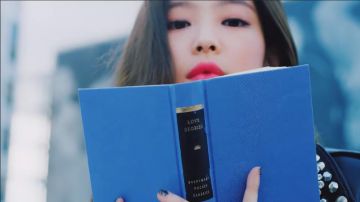 El libro Love Stories (Everyman's Library POCKET CLASSICS) de Jennie Kim como se ve en su SOLO m/v