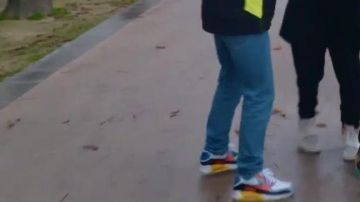 Sneakers de Squeezie dans LE PLUS GROS CACHE-CACHE DE FRANCE #2