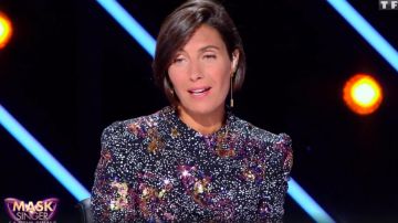 The draped dress in printed crepe, embroidered with multicolored sequins of Alessandra Sublet in The Mask Singer the 21.11.2020