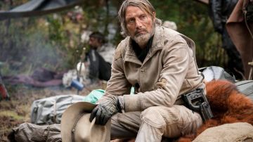 Veste en daim portée par le maire Prentiss (Mads Mikkelsen) dans Chaos Walking tenue de film