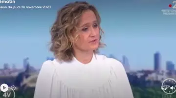 The blouse ecru silk Caroline Roux in Télématin the 4V the 26.11.2020