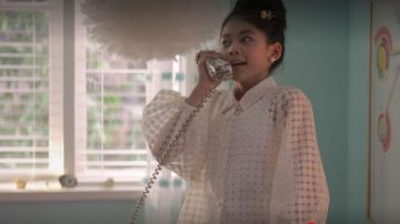 La blouse à fleurs Zara portée par (Momona Tamada) dans la série Netflix Les Baby-sitters (S01E01)