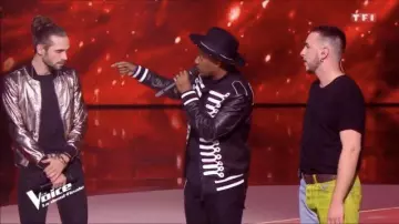 Black jacket mandarin collar type circus (Soprano) in the series The Voice Kids France