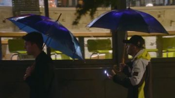 Parapuie bleu de Squeezie dans la vidéo LE PLUS GROS CACHE-CACHE DE FRANCE #2