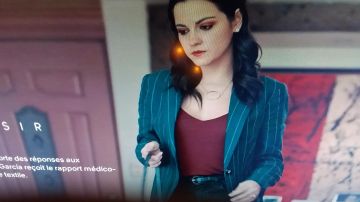 Collier pendentif rond porté par Alma Solares Maite Perroni dans la série Sombre désir