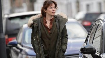 Dark green parka worn by Marcella Backland (Anna Friel) in Marcella (S01E01)