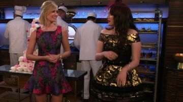 Robe portée par Caroline Channing (Beth Behrs) dans 2 Broke Girls (S05E03)