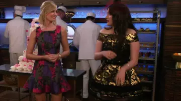 Robe portée par Caroline Channing (Beth Behrs) dans 2 Broke Girls (S05E03)