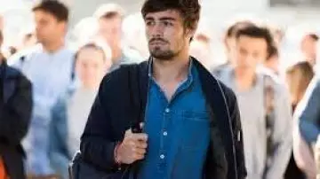 Camisa vaquera usada por Maxime Delcourt-Bertrand (Clément Rémiens) en Ici tout begin (S01)