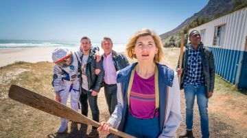 Chemise arc-en-ciel rose de The Doctor (Jodie Whittaker) dans Doctor Who (S12E06)