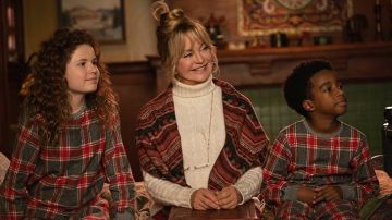 Outfits of The Christmas Chronicles: Part Two: Goldie Hawn wears White Cable Sweater to portray Mrs. Claus