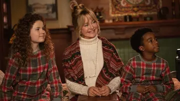 Atuendos de Las Crónicas de Navidad: Segunda parte: Goldie Hawn usa un suéter de cable blanco para interpretar a la Sra. Claus