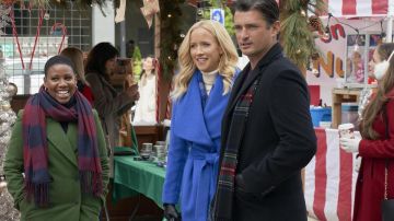 Trench bleu de Vivian (Jessy Schram) dans A Nashville Christmas Carol