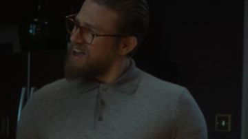 Camisa gris de Ray (Charlie Hunnam) en The Gentlemen