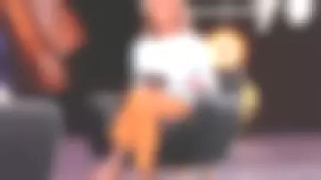 Pantalon en velours côtelé jaune de Claire Chazal dans Passage des Arts