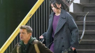 Proenza Schouler Gray Plaid Coat usado por Kate Bishop (Hailee Steinfeld) como se ve en el set de la serie de televisión Hawkeye (Temporada 1)