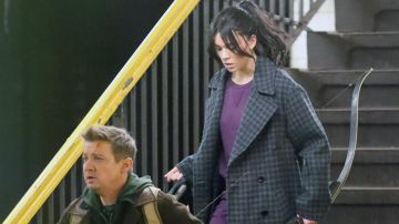 Sudadera púrpura usada por Kate Bishop (Hailee Steinfeld) en Hawkeye Outfits de la temporada 1