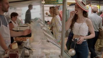 Chanel Pearl Bag de Emily Cooper (Lily Collins) dans Emily in Paris (S01E02)